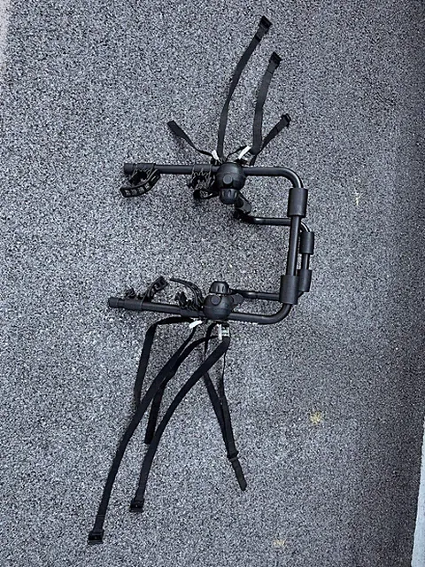 THULE BIKE RACK FOR CAR TRUNK MOUNT LIGHTWEIGHT CARRIES 2 BIKES -GREAT CONDITION